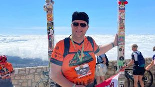 Buremeester Han van Midden op de top van de Mont Ventoux