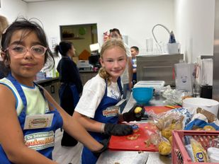 Kinderen leren gezond koken én ontdekken nieuwe culturen tijdens Interna&shy;tionale Keukenhelden