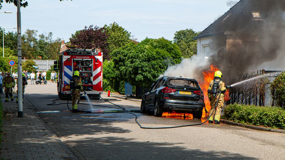 Auto brandt volledig uit aan Oude Moerstraatsebaan in Bergen op Zoom