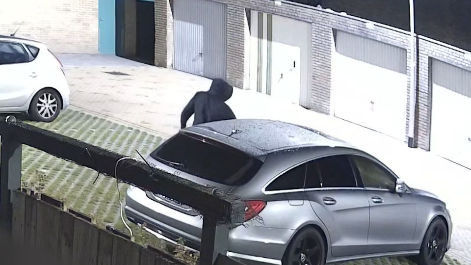 Auto aan Amethistdijk in Roosendaal in brand gestoken, politie zoekt verdachte