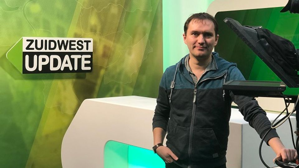 Directeur Maarten van den Boom in het decor van ZuidWest Update