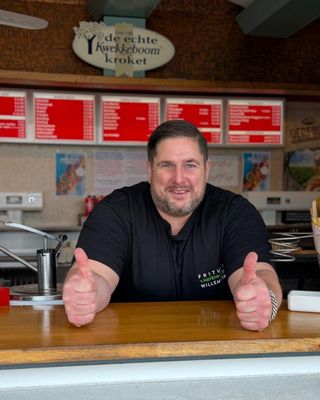 Matthew Natterer (44) uit Portugaal runt al 15 jaar Frietkiosk Het Havenhoofd in Willemstad.