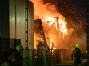 Loods verwoest door brand in Roosendaal