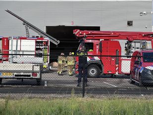 Brand bij trappenfabriek Vermeulen Etten-Leur, brandweer met meerdere voertuigen aanwezig