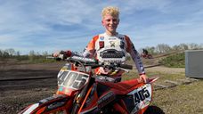Mike Pijnen (12) motorcrosst op hoog niveau.