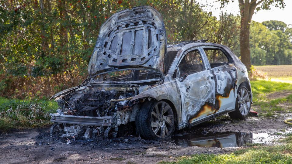 Auto gaat volledig in vlammen op in Heerle