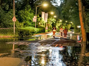 De leiding klapte op het moment dat brandweervoertuigen bij een brandkraan hun watervoorraad aan het bijvullen waren na het blussen van een natuurbrand. | Foto: 112Markiezaten