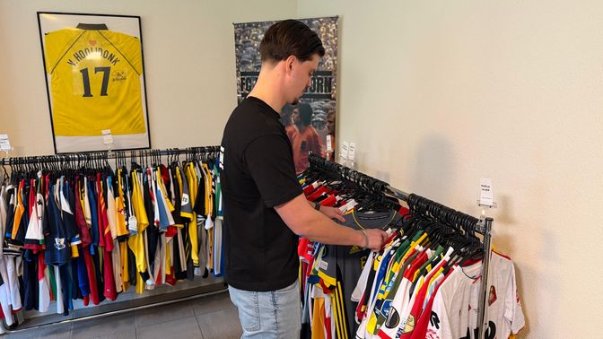 Tijn heeft nu zo'n 350 voetbalshirts in zijn kantoor hangen.
