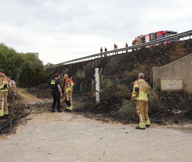 Bermbrand langs A17 bij Oud Gastel snel onder controle