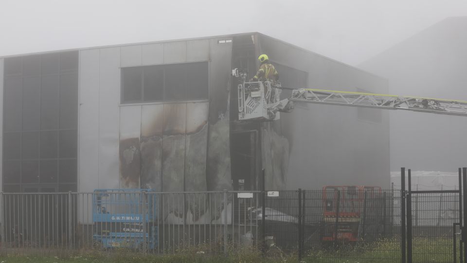 Grote brand bij verhuurbedrijf op industrieterrein Moerdijk