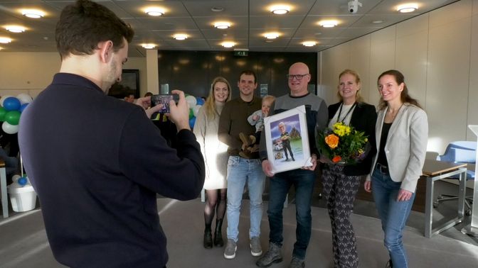 Na het afscheid gaat Jack op de foto met zijn familie.