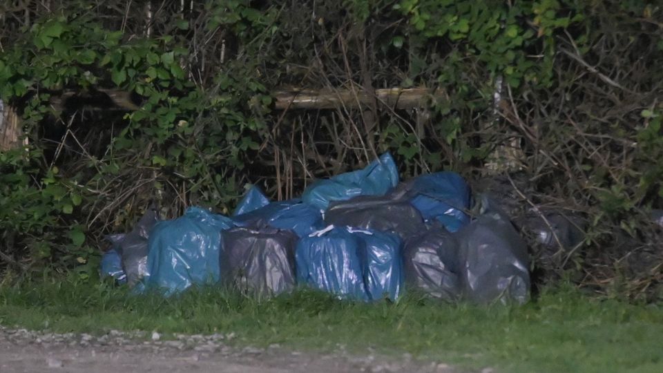 Brandweer en politie doen onderzoek naar gedumpte vuilniszakken in Rijsbergen