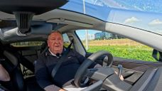 Pieter hoeft zijn stuur en gaspedaal niet te gebruiken tijdens het rijden.