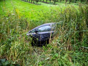 auto belandt in sloot nieuw-vossemeer