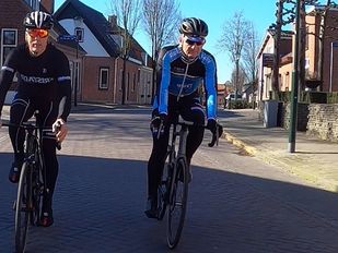 Jan Prop (rechts, voorzitter Grote Prijs Adrie van der Poel) en Huub Kools op wielrenfietsen trainen voor Chasing the Sunset
