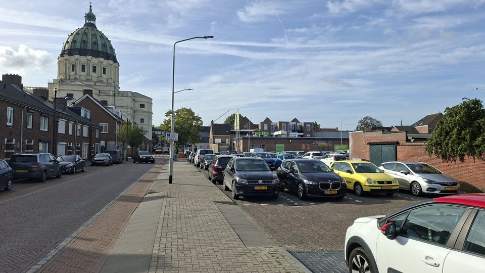 Parkeerterrein Julianalaan in Oudenbosch gaat op de schop: extra plekken en meer groen