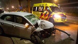 Auto botsing ravage boom bredaseweg Roosendaal ambulance