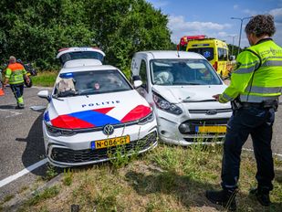 Politievoertuig botst met bestelbusje bij Oostpoort Etten-Leur