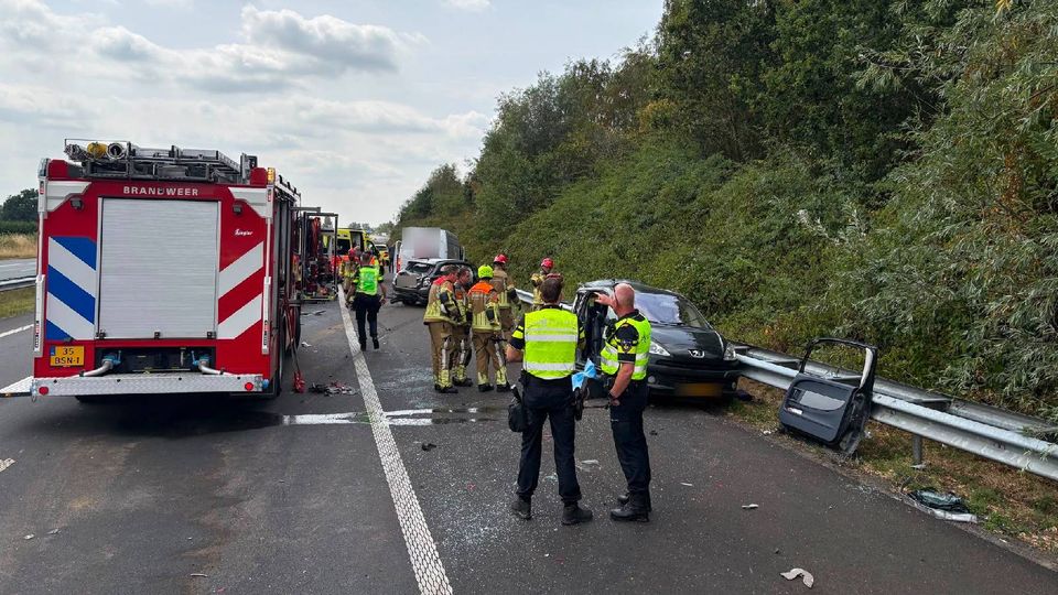 Snelweg afgesloten na zwaar ongeluk met vijf auto&#8217;s tussen Tholen en Bergen op Zoom