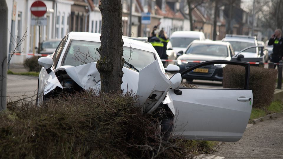 achtervolging crash auto boom dinteloord politie
