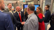 René Verwijmeren van Ons Etten-Leur feliciteert Christ Van Wanrooij van JA21.