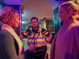 Wijkagent Michael Verdult in gesprek met ouders tijdens de Happy ouders Kroegentoch | Foto: Vincent Krijtenburg