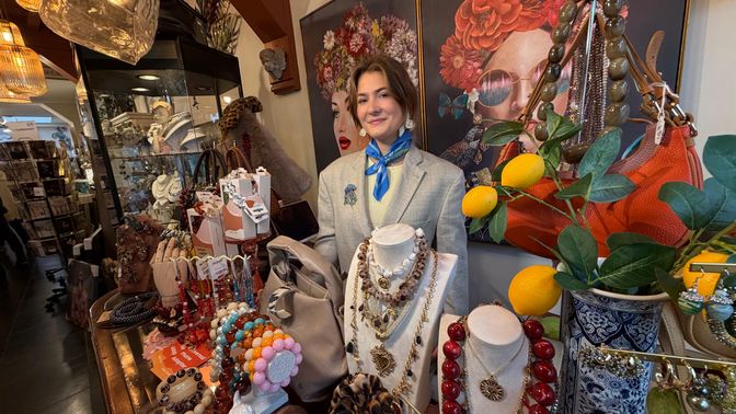 Noëlle zit helemaal op haar plek in 'haar hoekje' in de winkel van moeder Mieke.