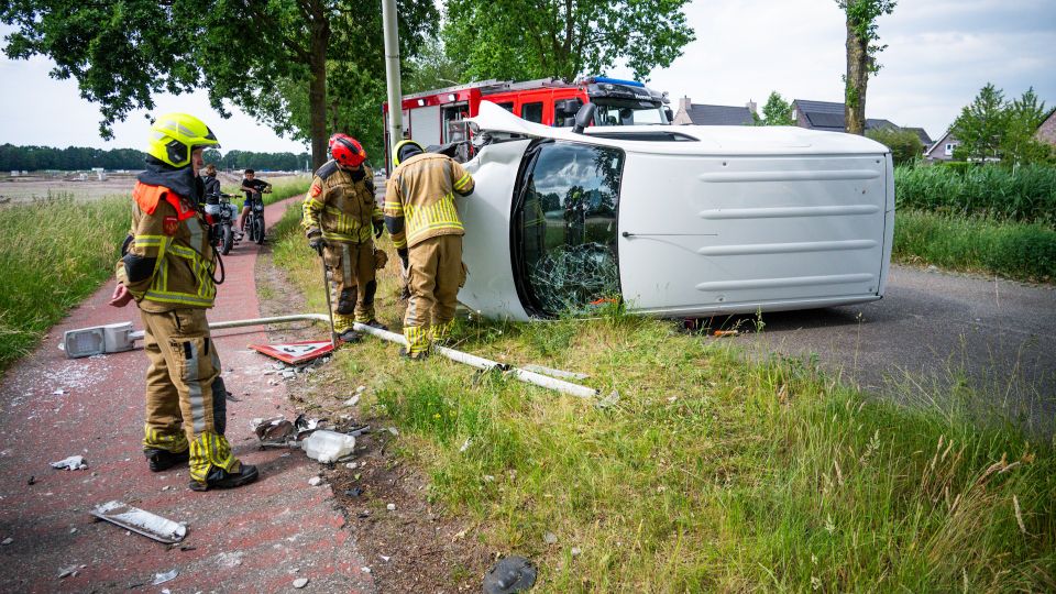 Ongeval op Bovendonksestraat in Hoeven: bestelbus belandt op zijkant