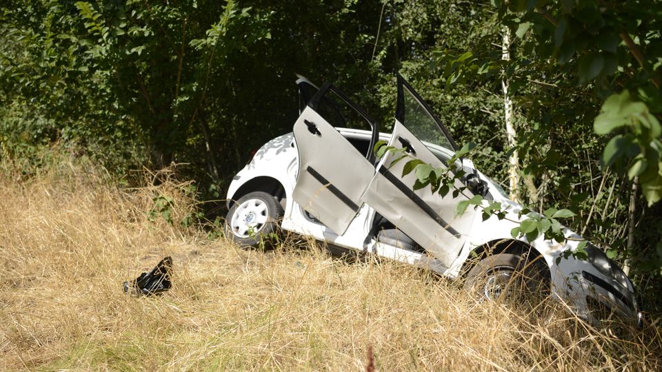 Auto raakt van de weg op A4 bij Halsteren, bestuurder gewond