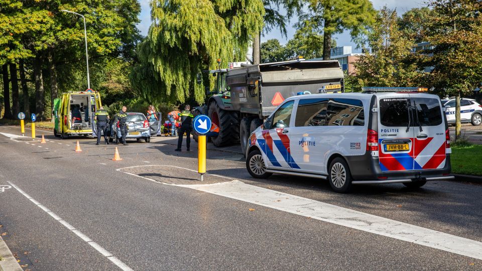 Twee gewonden bij botsing tussen auto en tractor in Roosendaal