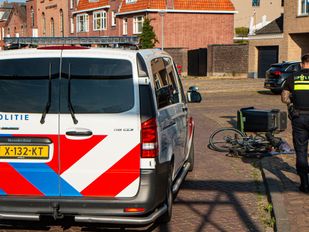 Fietser naar ziekenhuis na aanrijding op Zuidzijde Haven, automobilist doorgereden