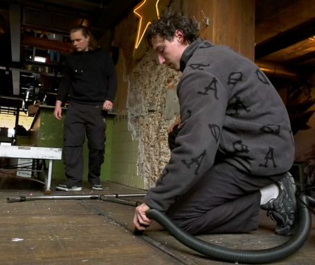 De confetti wordt van de grond gezogen in De Kompaen.