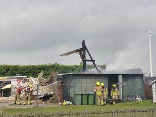 Landbouwmachine in vlammen op bij schuurbrand Heijningen
