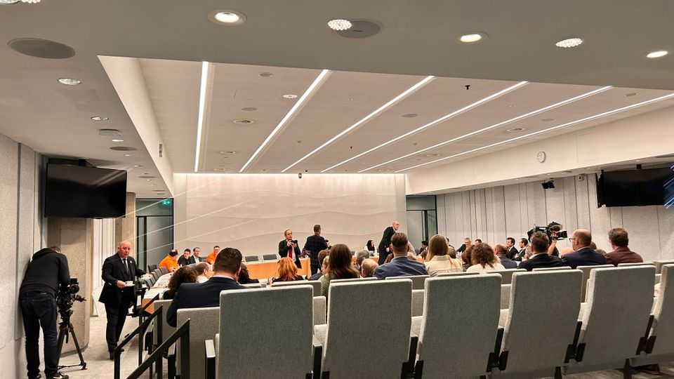 Inwoners, ondernemers en lokale politiek in gesprek met Tweede Kamerleden over dorp Moerdijk