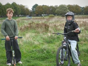 Vrienden Boaz en Jos (12) willen een pumptrack in Bergen op Zoom: &#8216;Groot, groen en gezellig&#8217;