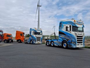 Truckers bezorgen cliënten unieke dag op de vrachtwagen: &#8216;Beetje toeteren en seinen, altijd goed&#8217;