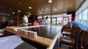 Leden bereiden zich voor op de grote sjoelbakwedstrijd (Foto: ZuidWest Update)