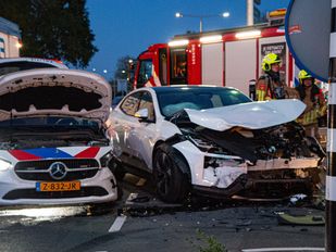 Politieauto en personenauto botsen op kruising in Bergen op Zoom