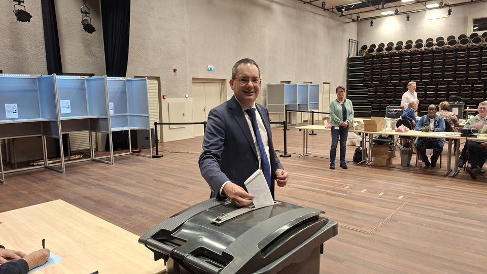 Drukke verkiezings&shy;ochtend: drive-thru stembureau en uitspraken over abseilen