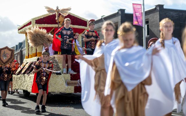 Kinderen trekken met kleurrijke corsowagens door Zundert tijdens Kindercorso 2026