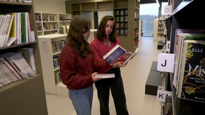 Bente en Denise geven tips over welke boeken leuk zijn om te lezen.