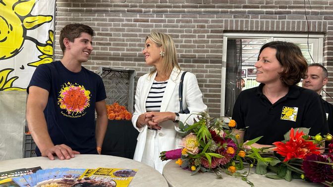 Koningin Máxima in gesprek met de bouwers
