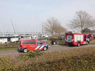 Boot dreigt te zinken in jachthaven, brandweer schiet te hulp