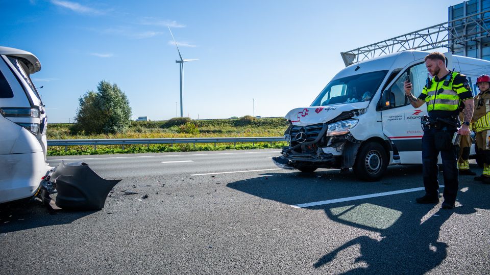 Bestelbusjes botsen op elkaar op A16 bij Moerdijk