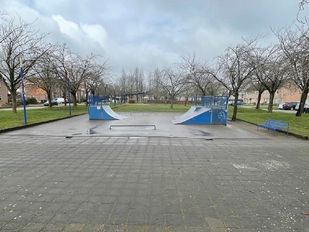 Twee blauwe ramps aan weerszijde van de skatebaan aan de Blomakker in Wouw