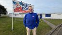 Kees Heijnen voor zijn carnavalswinkel aan de gren