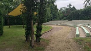 De stenen tribunes van Openluchttheater Vrouwenhof in Roosendaal