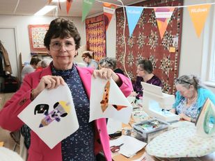 Vrijwilligers maken knuffeldekens voor kwetsbare kinderen tijdens NLdoet