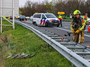 Bestelbus op A4 ontsnapt aan grote schade door alert handelen