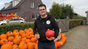 Joris van den Bosch uit Hoeven verkoopt pompoenbier.